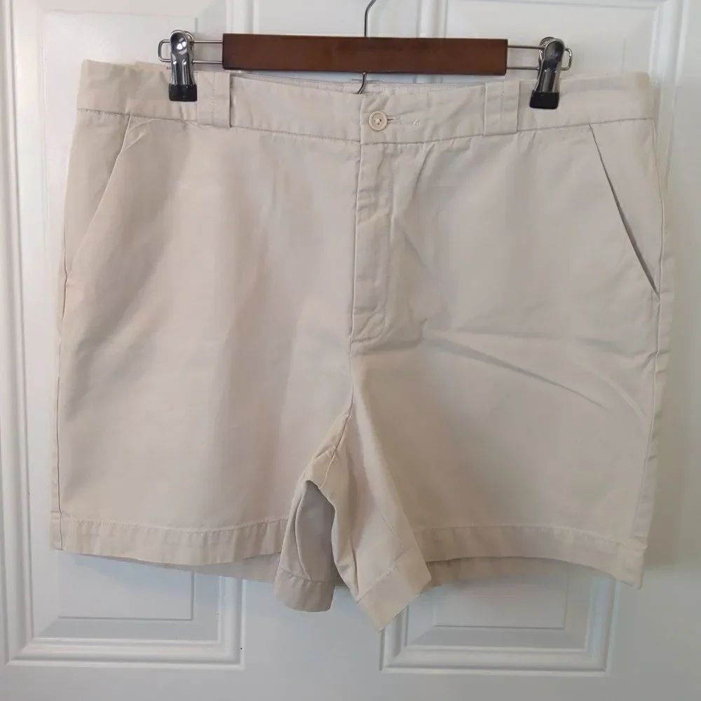 Gap light khaki color zip front for pocket shorts
